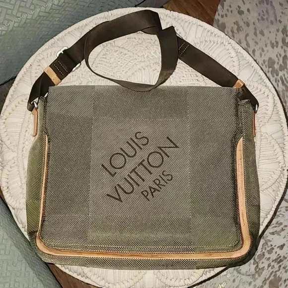 Louis Vuitton Damier Messenger Bag Unisex - Picture 1 of 8